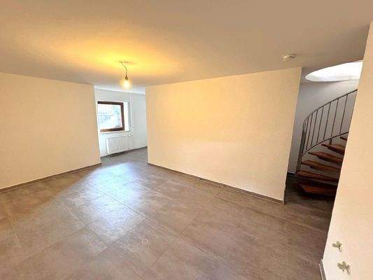 UG Schlafzimmer mit Schminckecke oder Arbeitsplatz