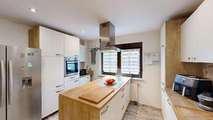 Küche mit Einbauküche