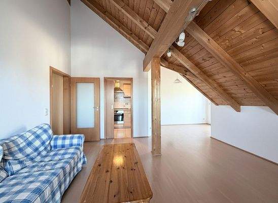 Offener Wohnraum mit Holzcharme