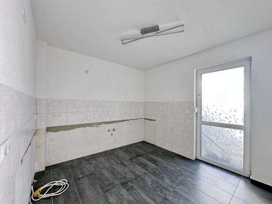 Küche mit Terrassenzugang