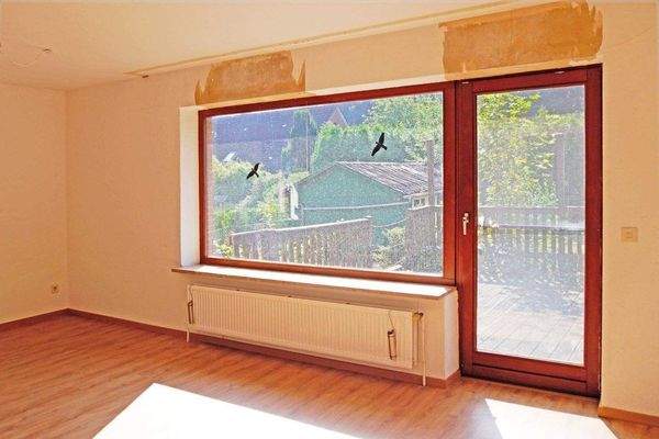 Wohnzimmer mit Tür zur Terrasse