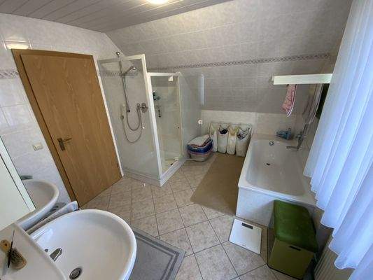 Bad mit Wanne und Dusche
