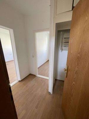 Flur zu Wohn- u Küchenenbereic