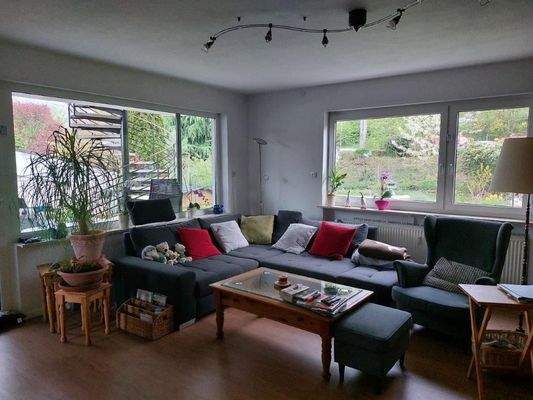 schönes helles Wohnzimmer in EG-Wohnung