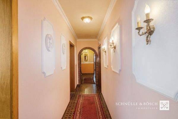 Der Flur zu den weiteren Zimmern