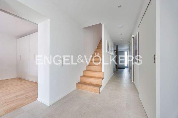 Charaktervolle Eichenholztreppe verbindet die Etagen mit natürlicher Wärme und Eleganz