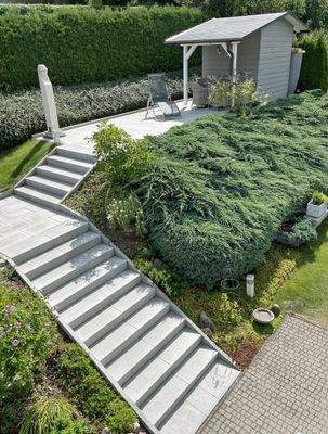 Freitreppe zum Freisitz mit Gartenhaus