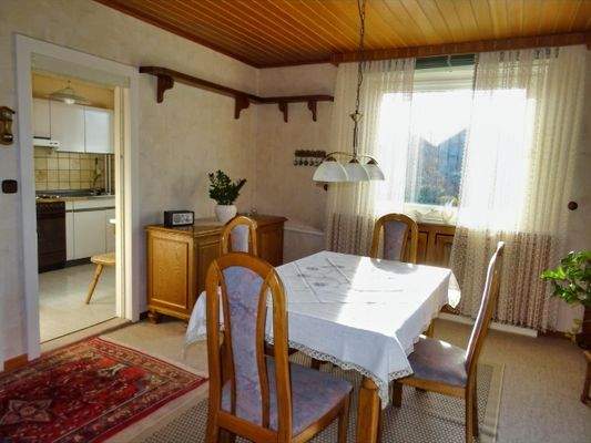 Essecke mit Blick in die Küche