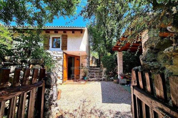 Traditionelles Steinhaus in idyllischer Natur