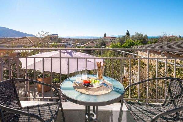 bottom balcony apt 5.jpg