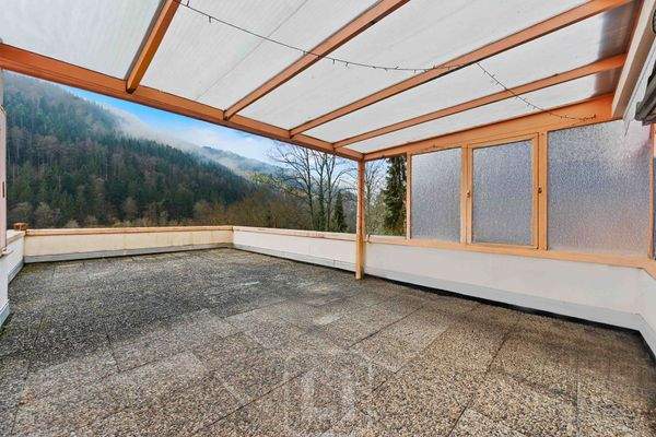 Teilweise überdachte Terrasse