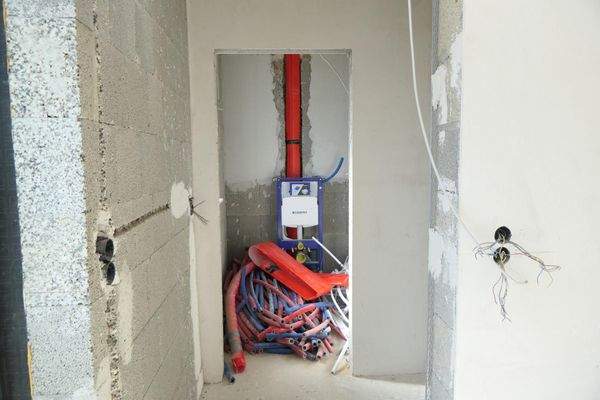 Flur mit Garderobe und Blick auf das WC im EG