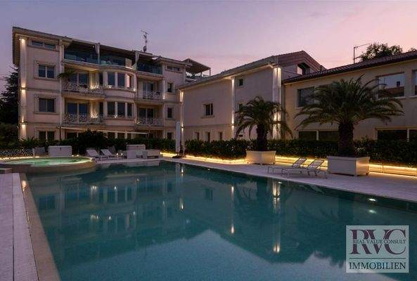 Aussenansicht Abend mit Pool