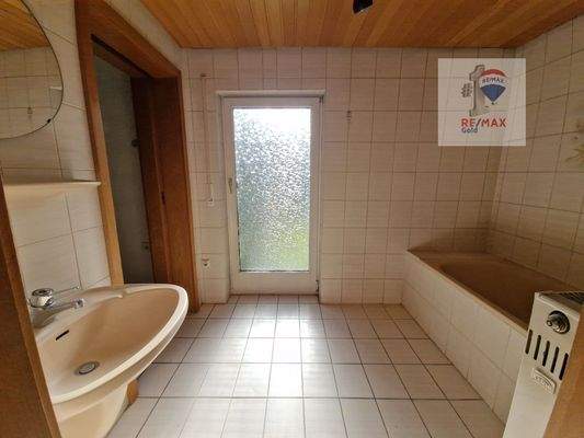 Bad EG mit Zugang zum Garten