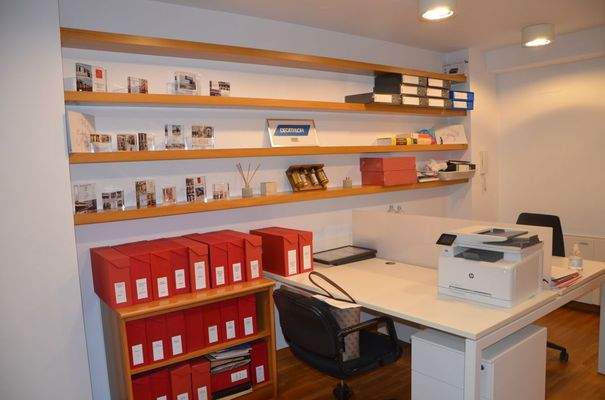 Lichtdurchfluteter Büroraum