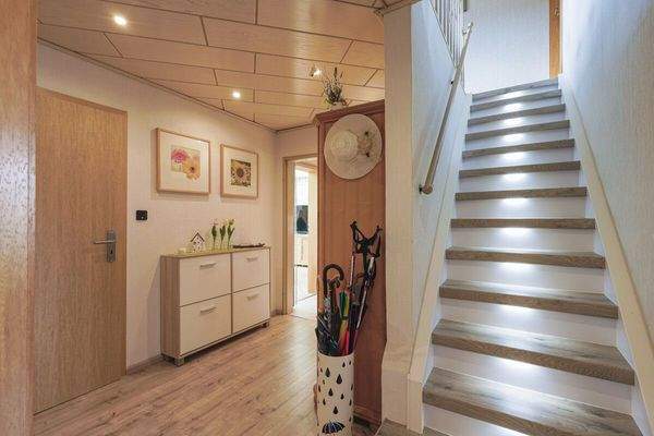 Der Flur mit beleuchtetem Treppenaufgang