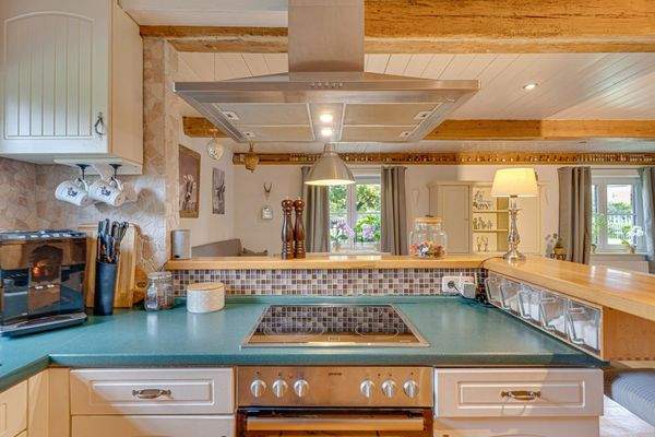 Mit offenem Küchenbereich...