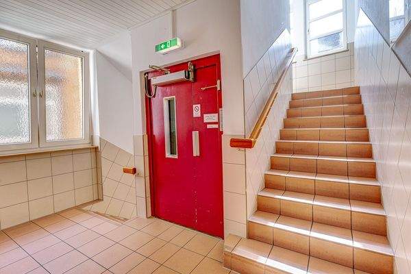 Treppenhaus mit Aufzug.jpg