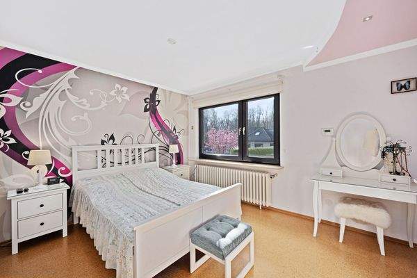 Schlafzimmer mit Blick ins Grüne im Hochparterre