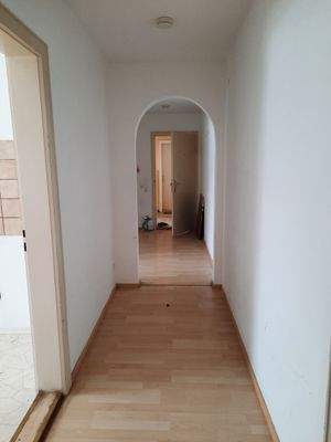 Langer Flur mit Türbogen