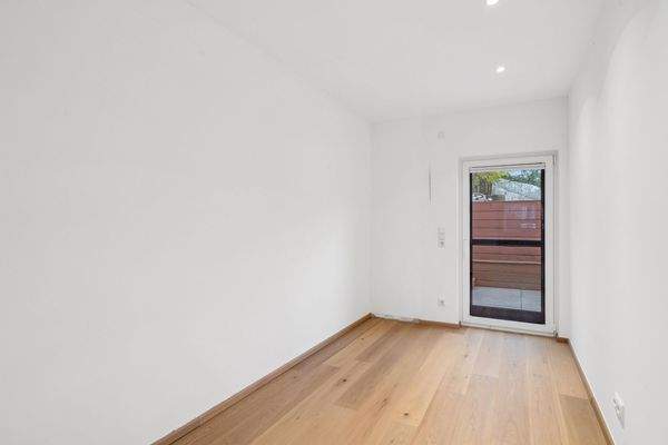 Ankleidezimmer mit Zugang zum Freisitz