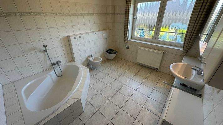 Wannenbad mit Fenster