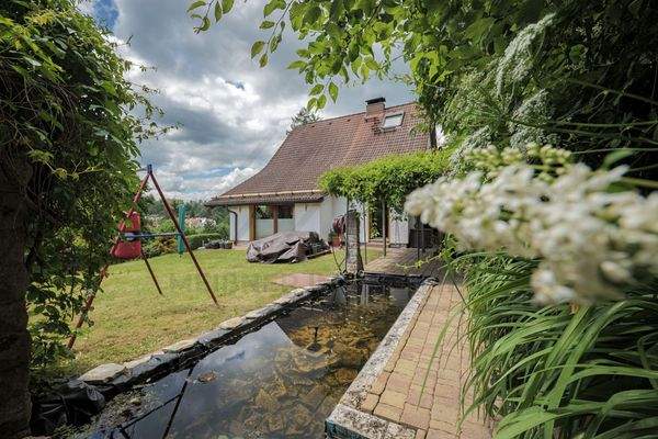 Rückansicht vom Teich aus