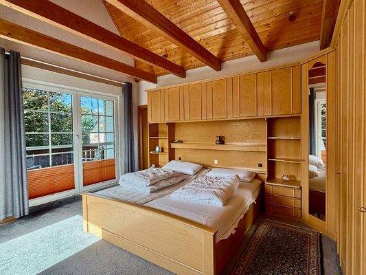 Schlafzimmer mit Loggia und Ankleide