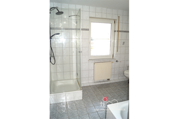 Tageslichtbad mit Wanne und Dusche