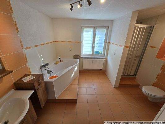 Bad mit Wanne und Dusche im OG