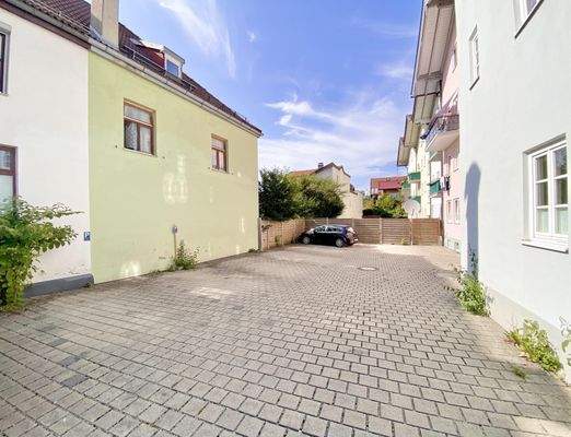 Parkplätze auf dem rückwärtigen Hofbereich