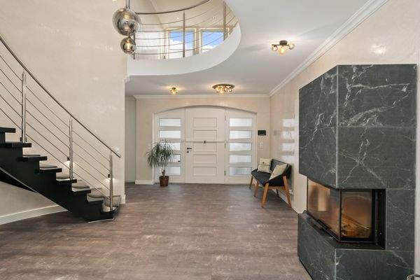 ... mit hochwertigem Kamin ...