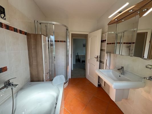 Bad mit Wanne und Dusche