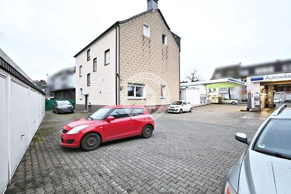 Seitenansicht mit Blick auf die Tankstelle