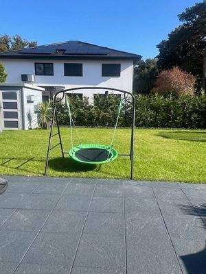 Blick von der geräumigen Terrasse in den Garten