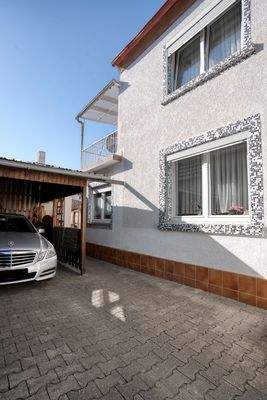 Einfahrt mit Carport