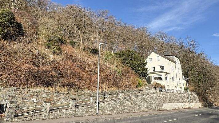 Hausansicht mit Zufahrt