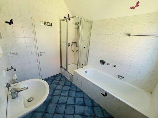 Badezimmer mit Dusche + Badew.
