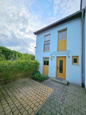 Hauseingang mit Terrasse.jpg