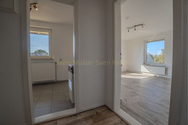 Eingang Blick auf Küche und Wohnzimmer