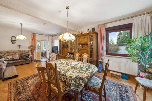 Blick ins Wohnzimmer mit Veranda