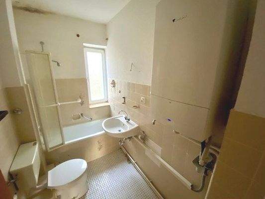 Im Bad ist ausreichend Platz für Wanne, WC und Waschbecken