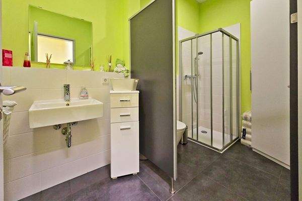 Badezimmer mit Dusche