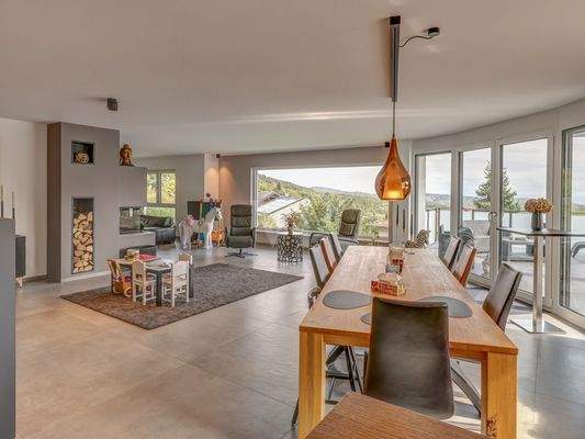 Essbereich mit Blick in den Wohnsaal