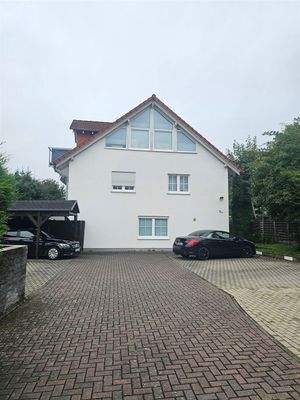 Frontansicht mit Carport