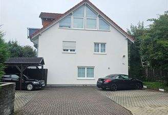 Frontansicht mit Carport