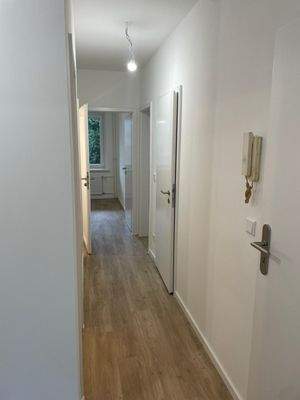 Heller Flur mit Holzboden