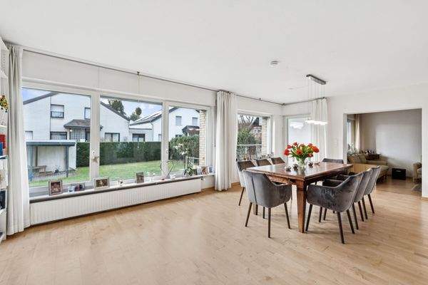 Essbereich mit Blick im Garten