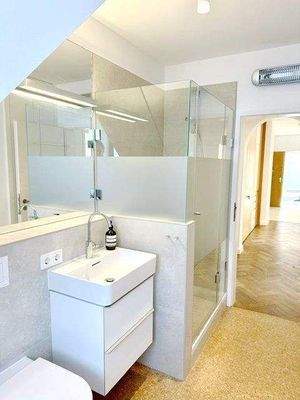 Gäste-Badezimmer mit Dusche und WC 1