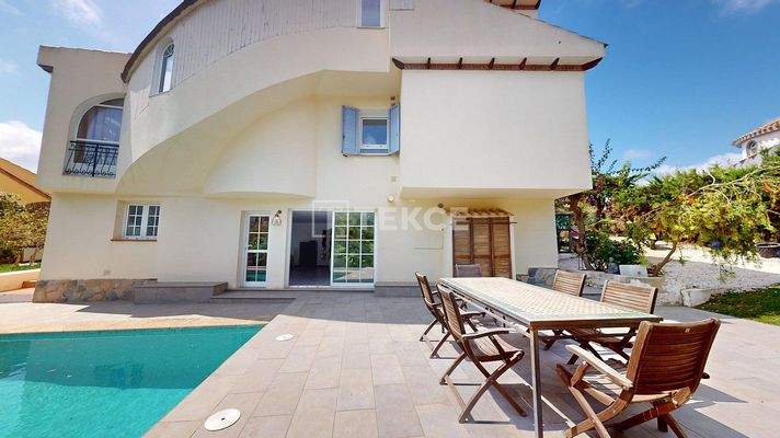 5 Bedroom Villa with Jacuzzi and Garden in Orihuela Costa